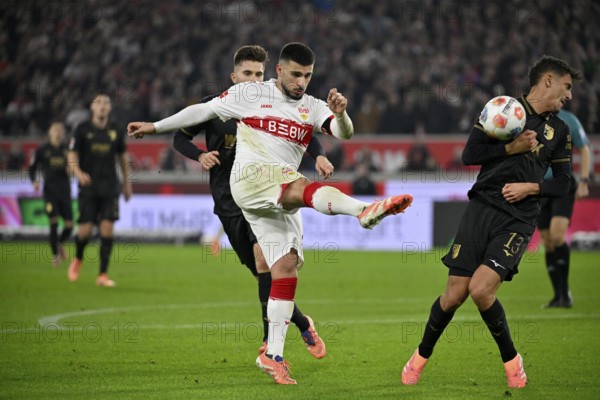 Action goal goal Deniz Undav VfB Stuttgart (26) shoots Dimitrios Giannoulis FC Augsburg FCA (13)