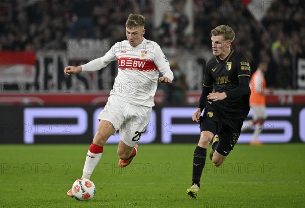 Duel, action Finn Jeltsch VfB Stuttgart (29) against Anton Kade FC Augsburg FCA (30) MHPArena, MHP