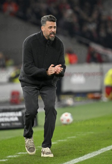 Coach coach Sandro Wagner FC Augsburg FCA gesture on the sidelines claps hands cheering up,
