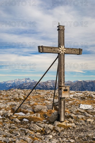 Summit cross of the Hoher Brett, behind Dachstein, Berchtesgaden Alps, Schönau am Königssee,