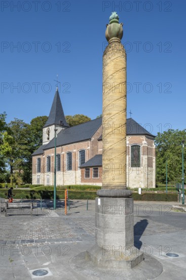 Pillar remembering World War One and Saint Giles church, Sint-Egidiuskerk in the village