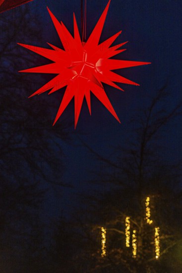 Red shining star at Christkindlmarkt, Historisches Hotel La Villa, Starnberger See, Niederpöcking,