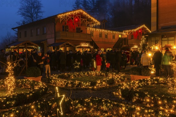 Lichterketten am Christkindlmarkt, Historisches Hotel La Villa, Starnberger See, Niederpöcking,
