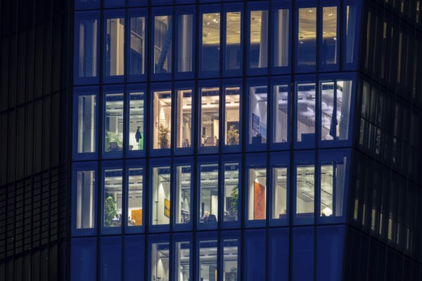 The lights are on in the evening at the offices of the European Central Bank (EBZ) in Frankfurt am