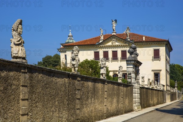 Dwarf sculptures on the Garetenmauser, Villa Valmarana ai Nan with frescoes by Giovanni Battista