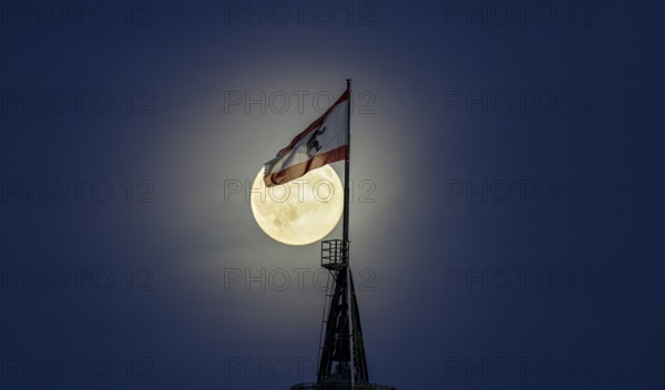 The brightest full moon of the year, Supermoon at the Red Town Hall, Berlin, 05.11.2025, Berlin,