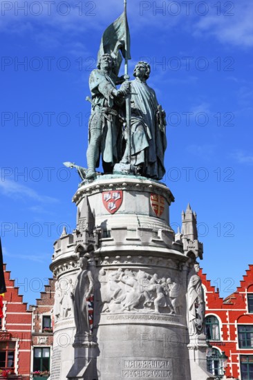 Monumental monument to Jan Breydel and Pieter de Coninck in front of historic staircases on the
