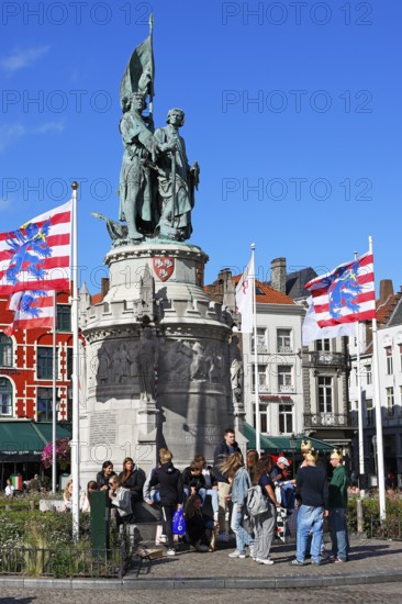 Monumental monument to Jan Breydel and Pieter de Coninck on the lively market square in the old