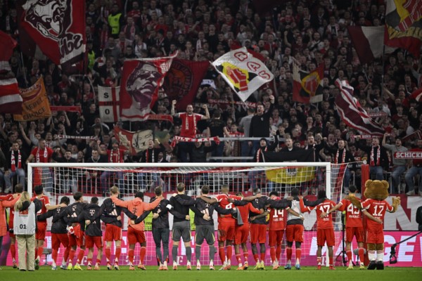 FC Bayern Munich FCB players, from behind, thank fans of the Südkurve, fan block, fans, fan curve,