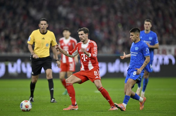 Leon Goretzka FC Bayern Munich FCB (08) Action on the ball Referee Deniz Aytekin Claudio Echeverri