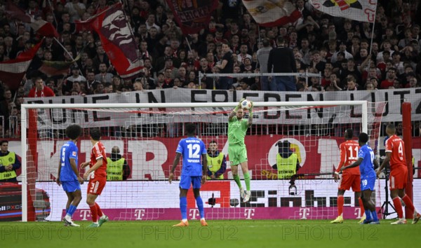 Penalty area scene, goal room scene goalkeeper Mark Flekken Bayer 04 Leverkusen (01) action behind