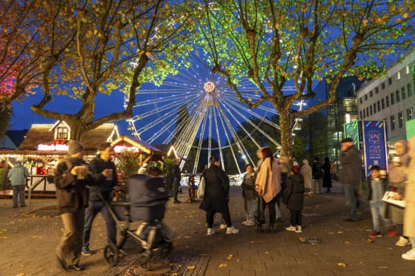 Full city center, shopping street, Kettwiger Straße pedestrian zone in Essen, first takeaways and