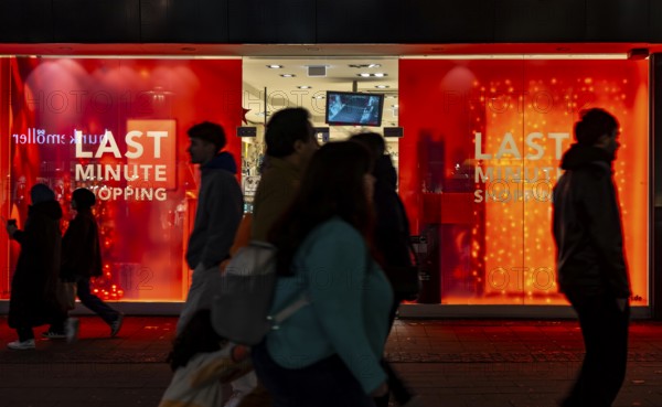 Full city center, shopping street, Kettwiger Straße pedestrian zone in Essen, shop window of a