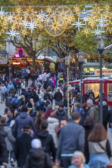 Full city center, shopping street, Kettwiger Straße pedestrian zone in Essen, first takeaways and