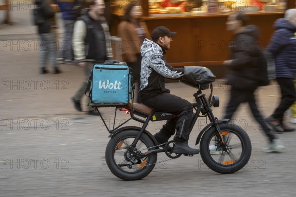 City center, shopping street, Kettwiger Straße pedestrian zone in Essen, Wolt delivery service