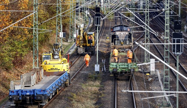 Construction train at Berlin Südkreuz station, 31.10.2025. There are no ICE trains stopping at