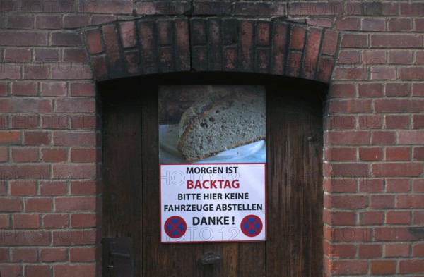 Sign, notice, parking ban, Backhaus der Gemeinde Hof, Oberstenfeld, Bottwartal, Löwensteiner Berge,