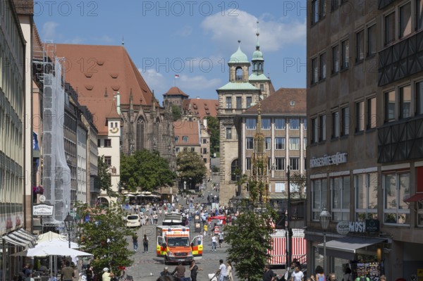 Emergency vehicle in the pedestrian zone, Königstraße, Hauptmarkt, Schöner Brunnen, Town Hall, Old