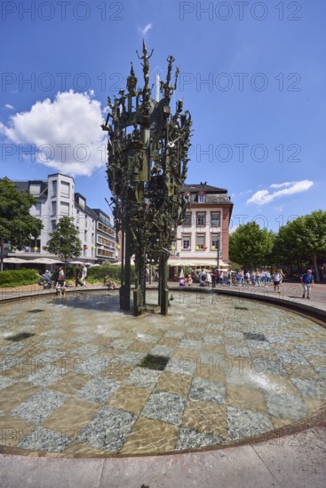 Shrove Tuesday fountain, fountain with bronze sculptures, sculptor Blasius Spreng, architect Helmut