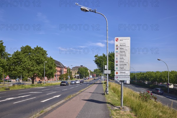 Sign partner cities, twin cities Watford, Dijon, Zagreb, Valencia, Haifa, Erfurt, Louisville,