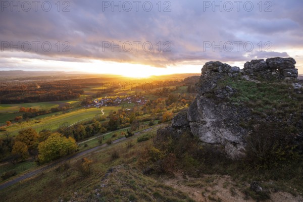 Rain and sun alternating — dramatic autumn atmosphere at the Hohenstaufen Spielburg Nature Reserve,