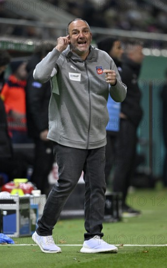 Coach coach Frank Schmidt 1. FC Heidenheim 1846 FCH on the sidelines gesture angry sour rebukes