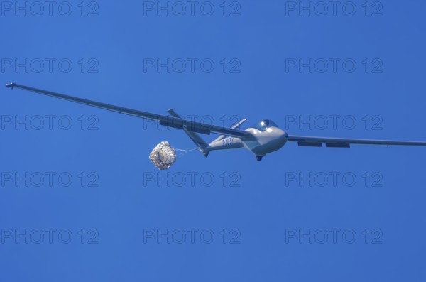 A Hänle H-101 somersault glider, registration D-3033, during a demonstration as part of an air show