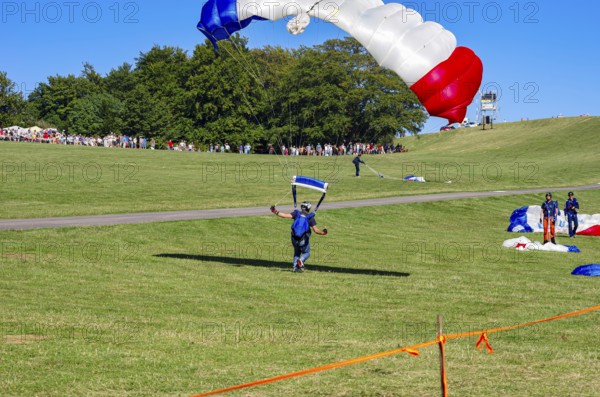 Landing of skydivers during an aerial acrobatic performance as part of an air show at the Rossfeld
