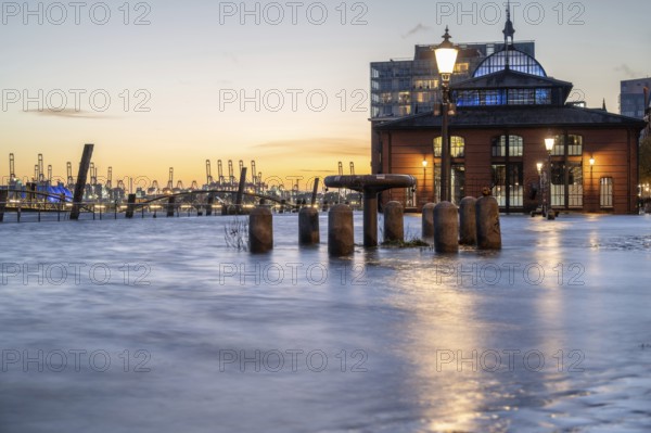 Storm surge (flood) of 24.10.2025 at the Hamburg fish market on the Elbe during the blue hour,