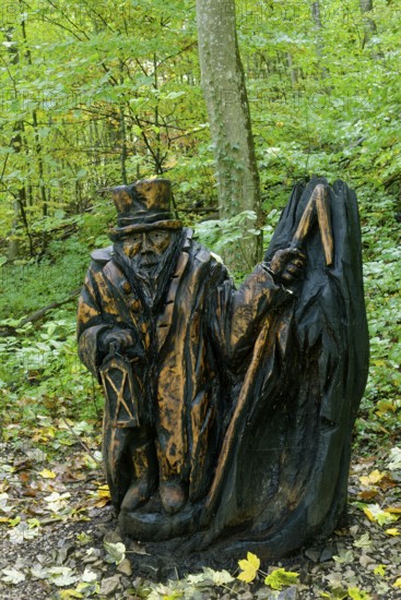 Wooden sculpture The Meerkat from Urschelberg, Pfullinger Sagenweg, stories and legends, by woodsaw