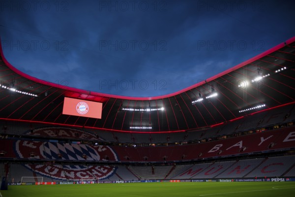 Overview, totals, scoreboard, logo FC Bayern Munich, FCB, blue hour, Champions League, Allianz