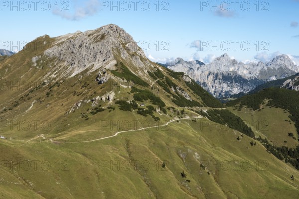 View of the Saalfelder Höhenweg hiking trail behind Schartschrofen and Rote Flüh, Tannheimer