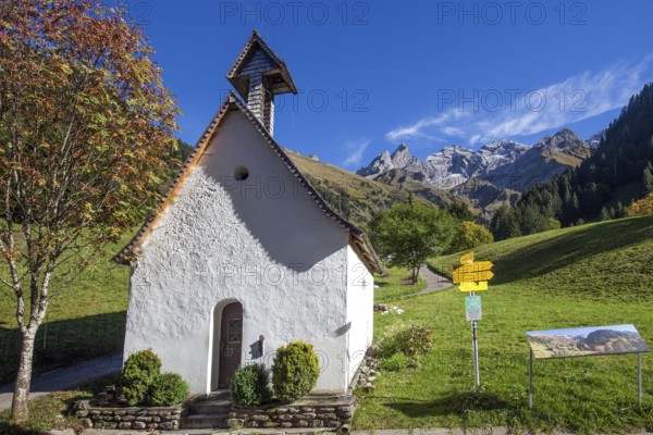 St. Katarina chapel, Einödsbach, behind Trettachspitze, Mädelegabel and Hochfrottspizte, autumn