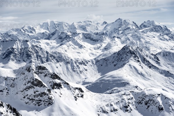 Mountain panorama with view of peaks, view from Piz Grialetsch in winter, Bündner Haute Route,