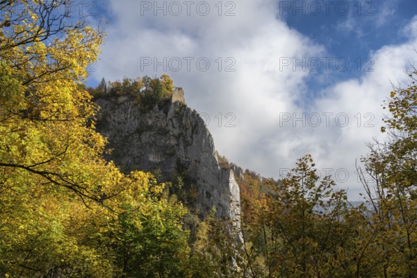 Schaufelsen und Schloss Hausen, also known as the ruins of Hausen, surrounded by autumn vegetation,