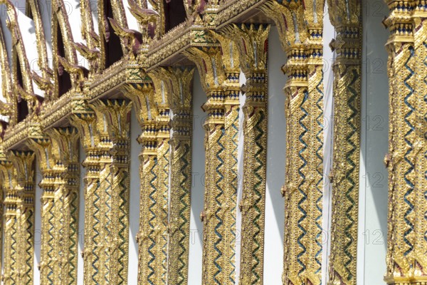 Columns with mosaic decorations (Lai Kranok), also: golden, mosaic-decorated Thai temple columns