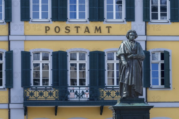 Beethoven, memorial, statue, Münsterplatz, behind it the main post office in the Fürstenberg Palace