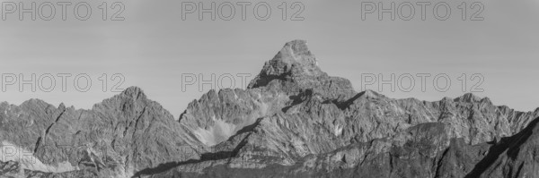 Mountain panorama from the Koblat-Höhenweg on the Nebelhorn across the Obertal with lush green