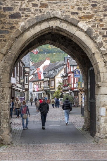 The old town of Ahrweiler, arch of the Ahrtor, city gate, city wall, Ahrhutstraße, renovated,