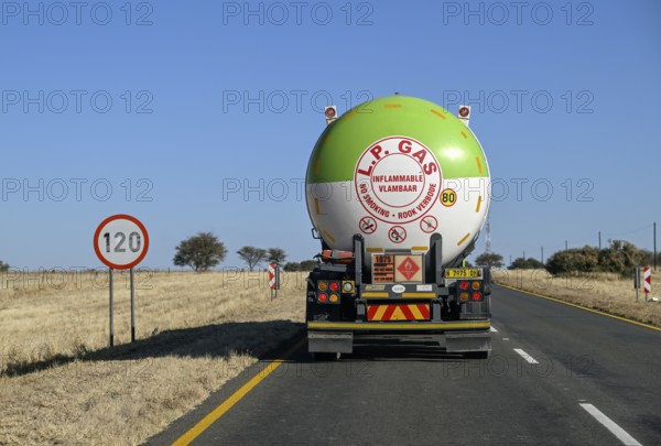 Truck on expressway B1 between Windhoek and Otjiwarongo, speed limit 120 km/h, near Otjiwarongo,