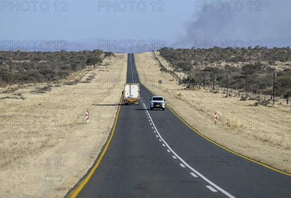 Cars on expressway B1 between Windhoek and Otjiwarongo, near Okahandja, Otjozondjupa region,