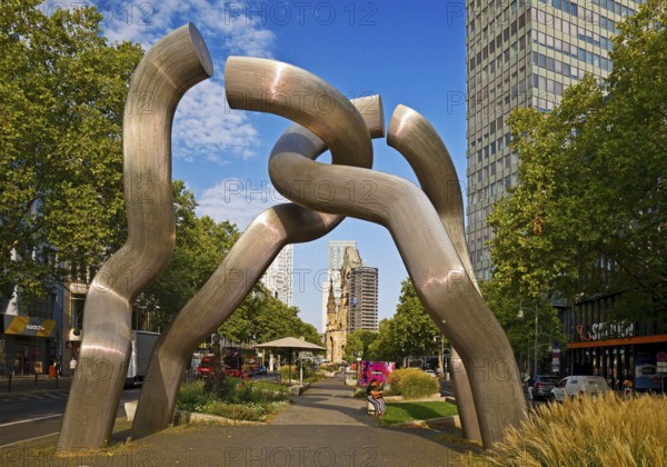 The sculpture entitled Berlin by Brigitte and Martin Matschinsky-Denninghoff with Kaiser Wilhelm