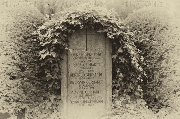 Gravesite, Gravestone, Grave of the Oskar and Rosa Gerhardt family, Waldfriedhof, ivy, black and