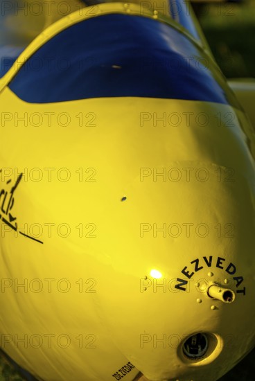Pitot tube for speed measurement labelled NEZVEDAT (DO NOT LIFT) and tow release in the nose of a