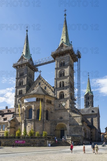 Cathedral on Cathedral Square, tourists, Old Town, UNESCO World Heritage Site, Bamberg, Upper