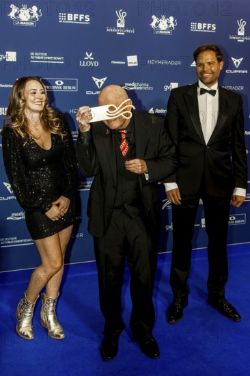 Lutz Mackensy (here between Luisa Wietzorek and Nicolas Artajo) receives the German Acting Award