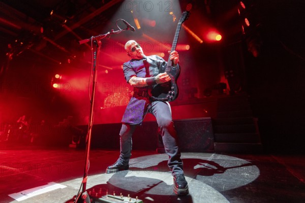 Carl Fornia, guitarist, Mono Inc., dark rock band, D, live on Live 2025 Tour at the Columbiahalle
