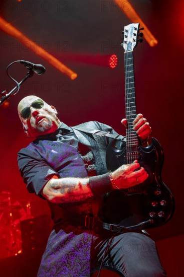 Carl Fornia, guitarist, Mono Inc., dark rock band, D, live on Live 2025 Tour at the Columbiahalle