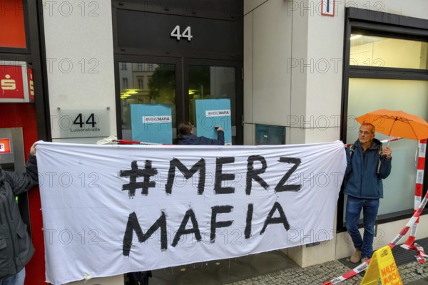 The New Generation symbolically organises a house search at the Economic Council of the CDU, a