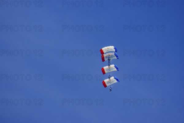 Parachutists during an aerial acrobatic demonstration as part of an air show on the Rossfeld in